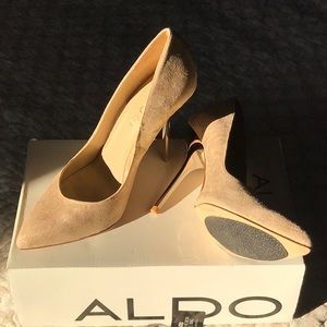 Aldo Roberge Gold Brushed Leather Pumps.  Size 9